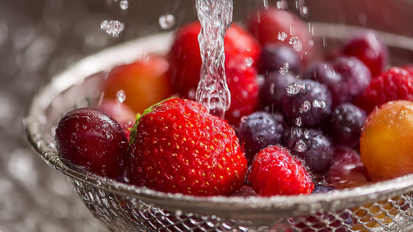 Washing Fruits Common Mistake Spreading Contamination Risks Health Concerns